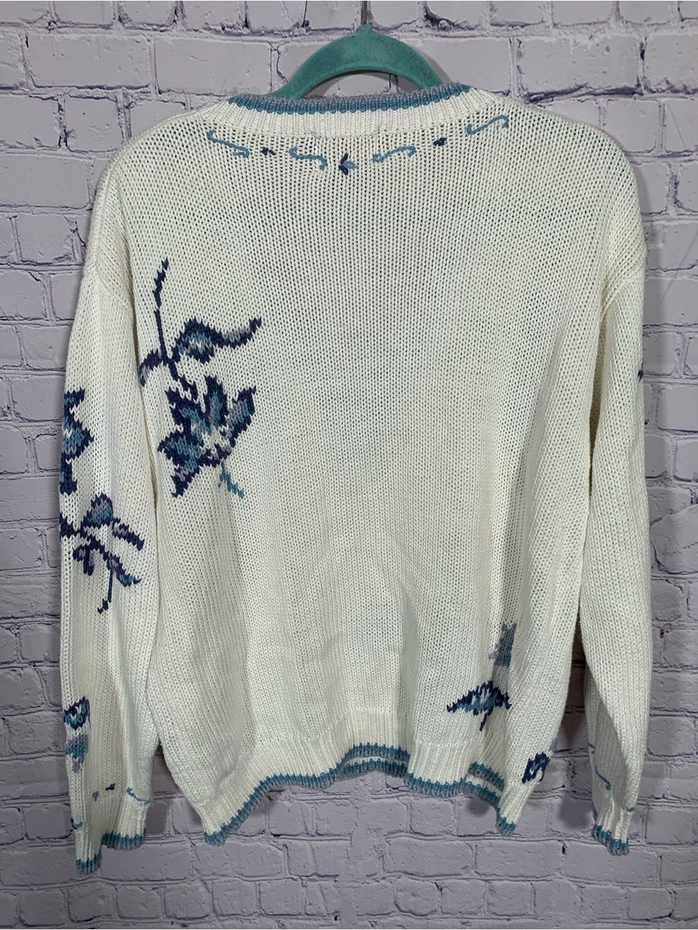 Woolrich Womens VTG V-Neck Floral Sweater White Blue Sz L Cottagecore Casual - Picture 3 of 5